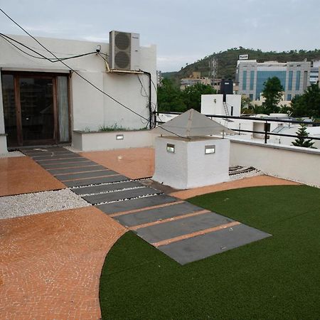 Monarch Montvert Pune Bagian luar foto