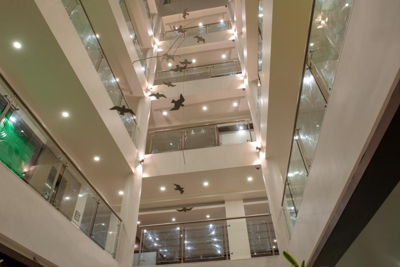 Monarch Montvert Pune Bagian luar foto