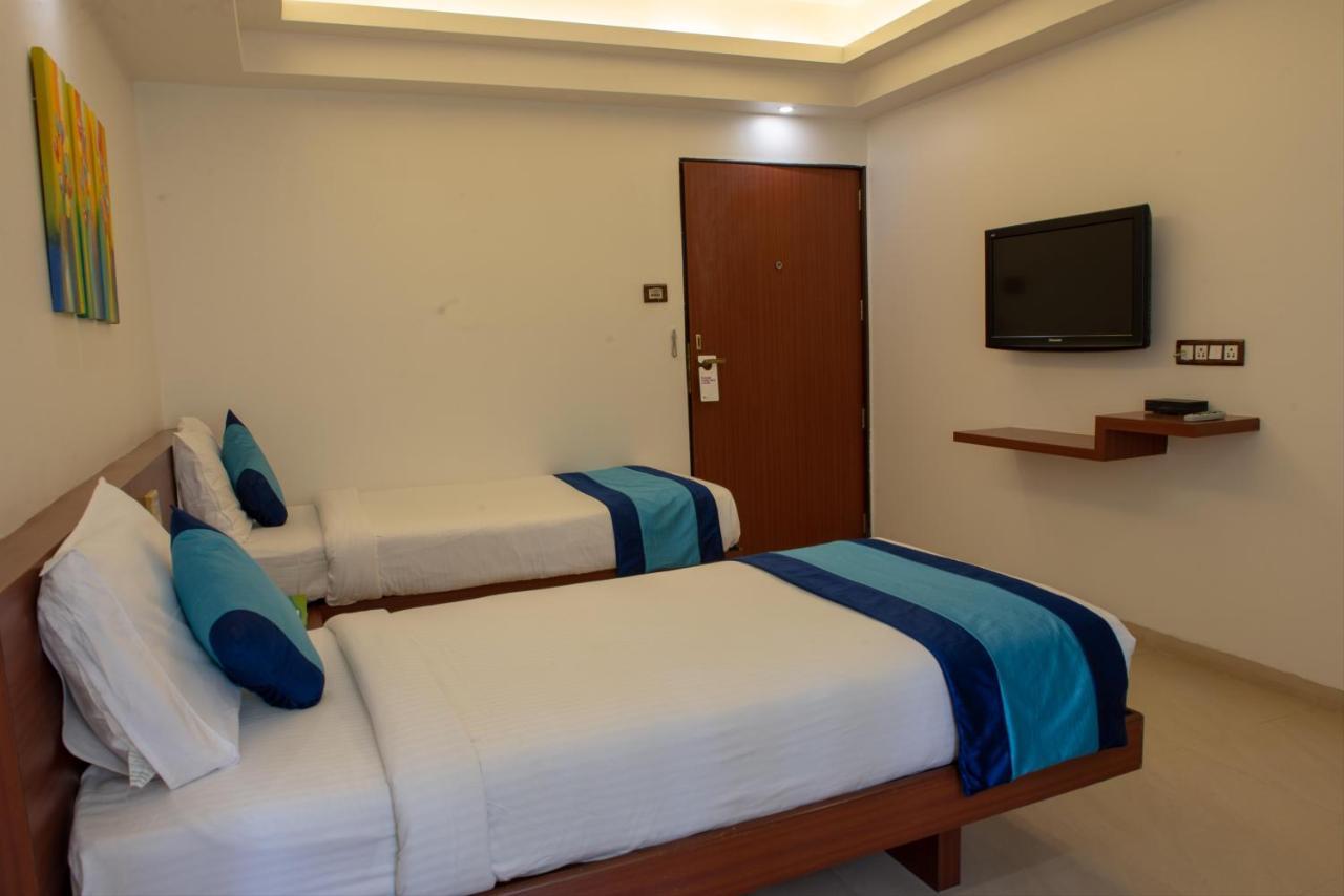 Monarch Montvert Pune Bagian luar foto