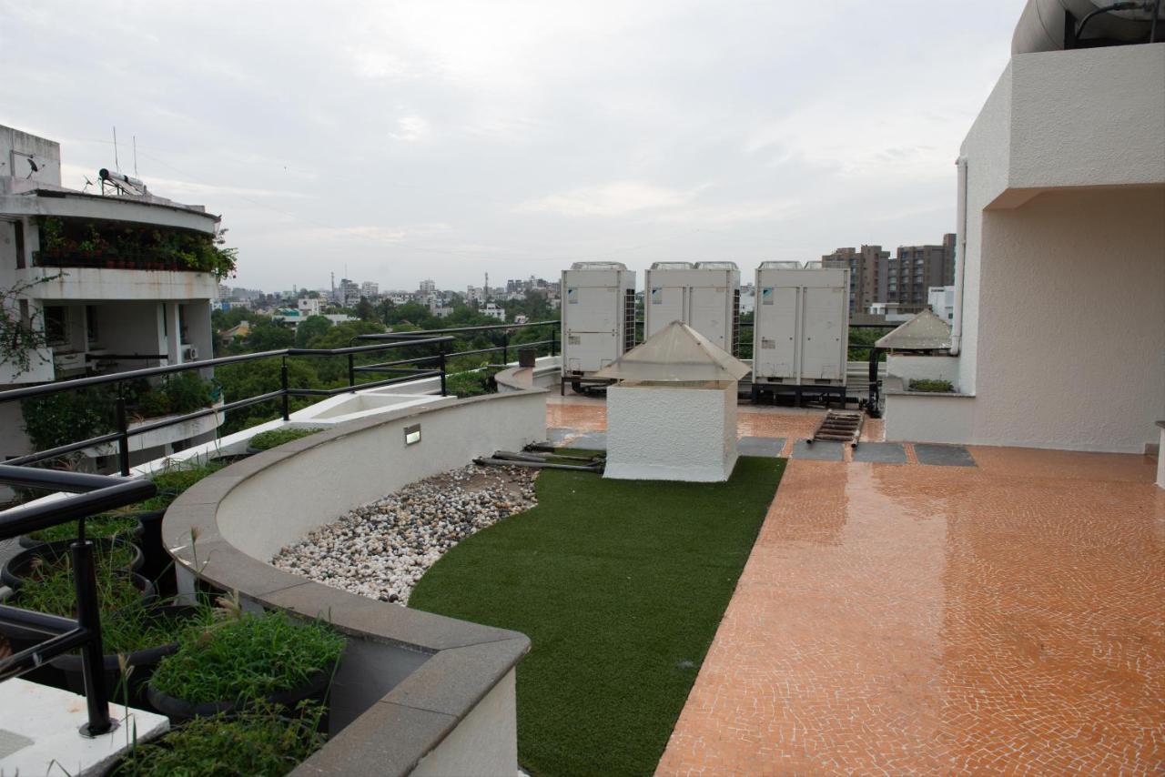 Monarch Montvert Pune Bagian luar foto