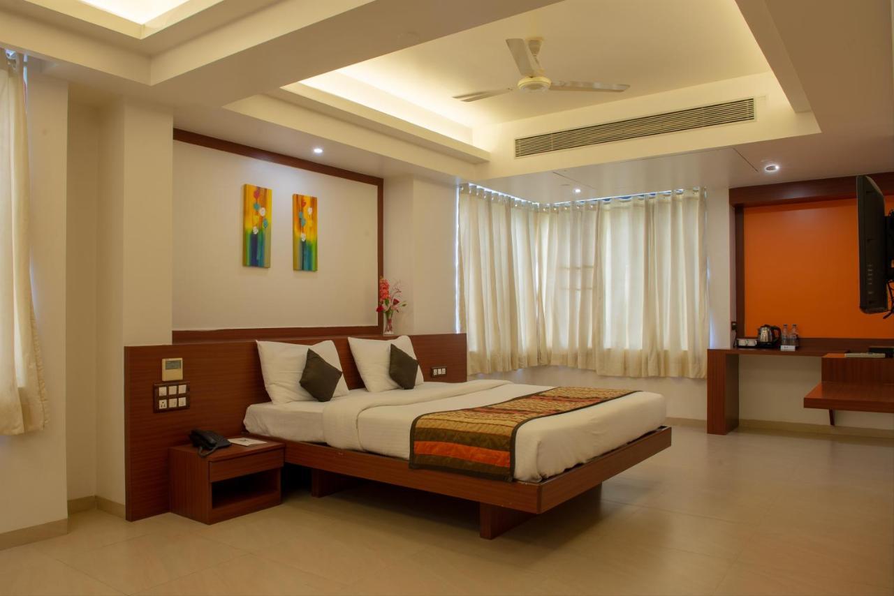 Monarch Montvert Pune Bagian luar foto