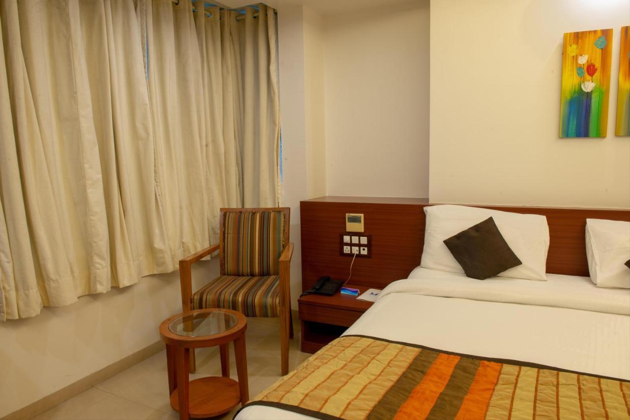 Monarch Montvert Pune Bagian luar foto