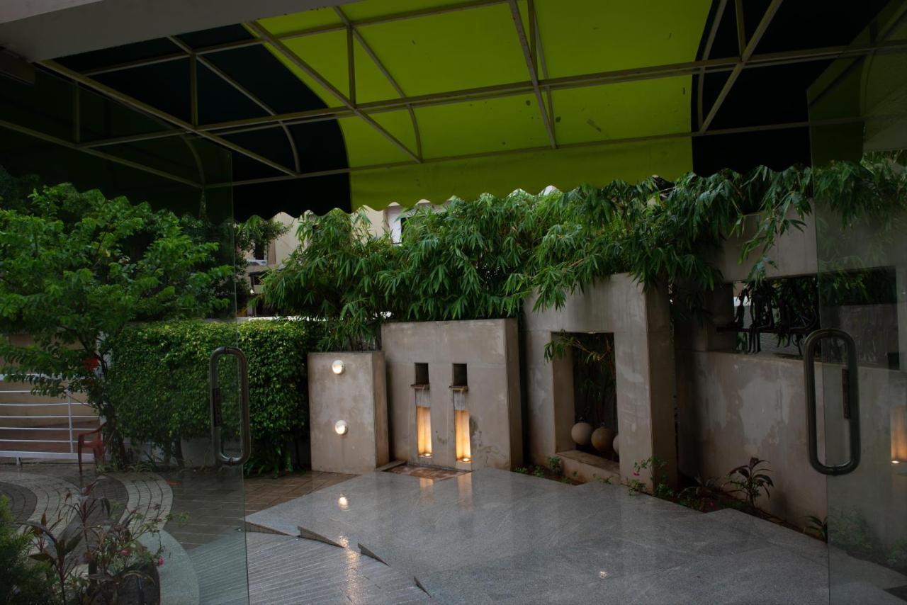 Monarch Montvert Pune Bagian luar foto